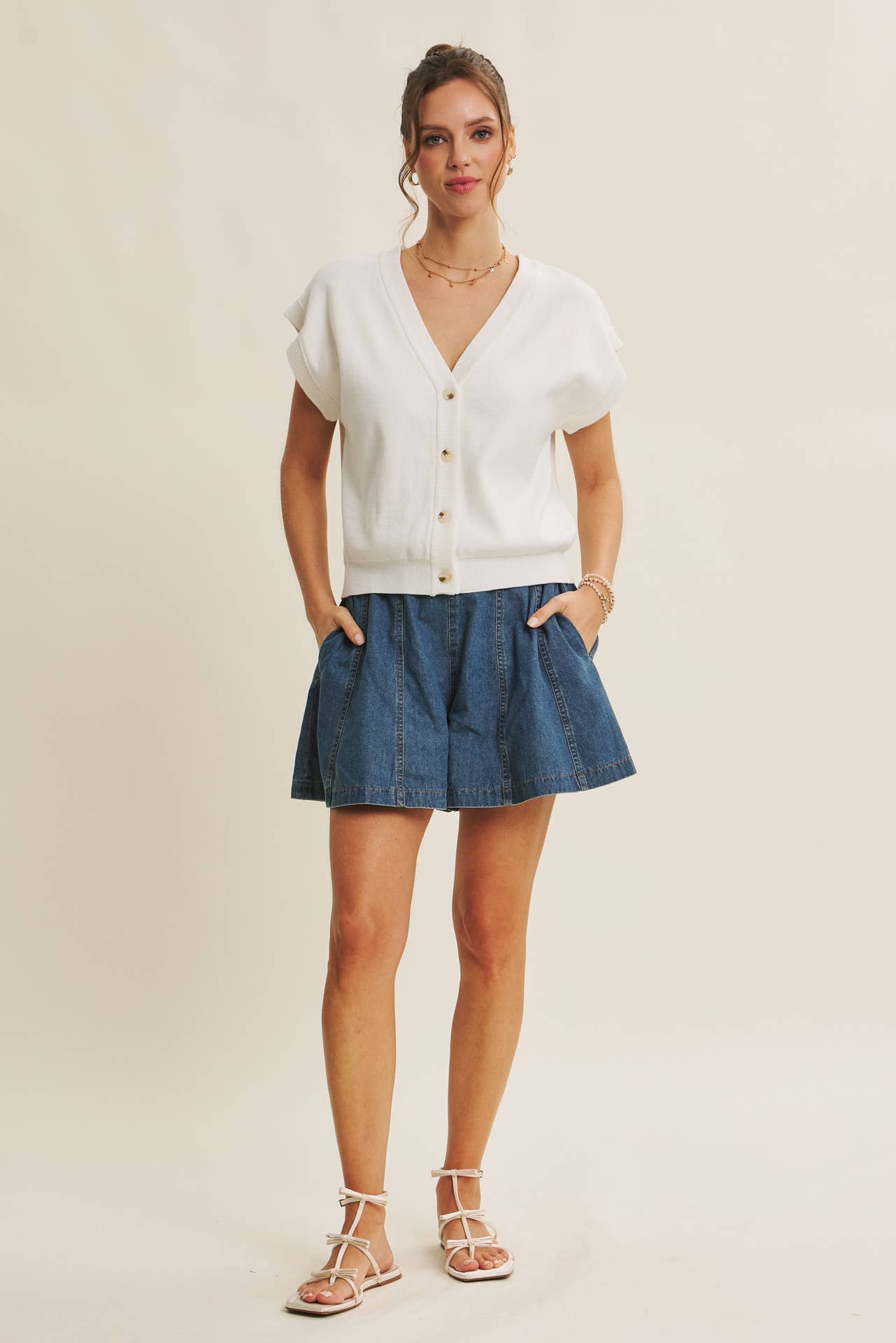 MULTI-WAY VERSATILITY SOFT COTTON BUTTON-DOWN SWEATER VEST: OFF WHITE / L